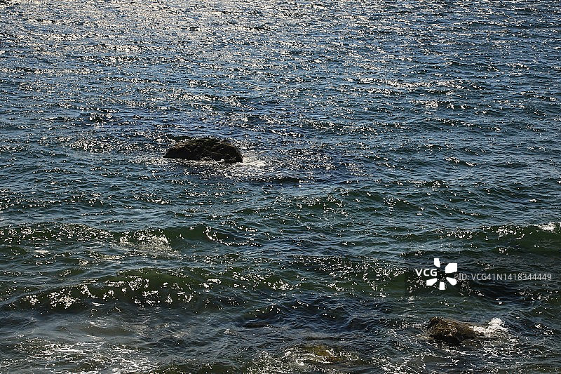 海浪拍打岩石海岸图片素材