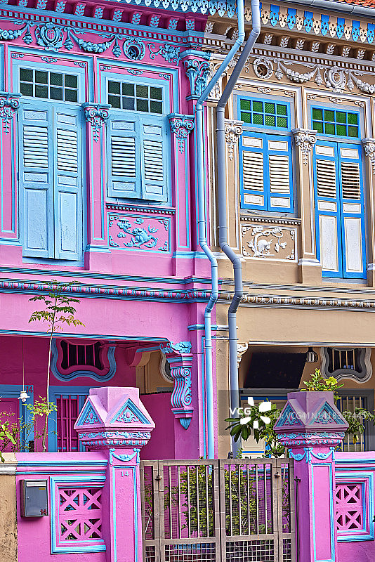 新加坡街头的彩色粉蓝色装饰房屋图片素材