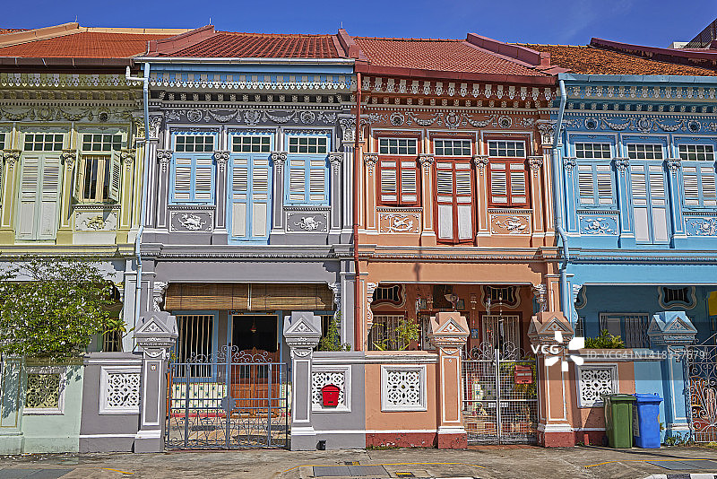 新加坡街道上的彩色排屋图片素材