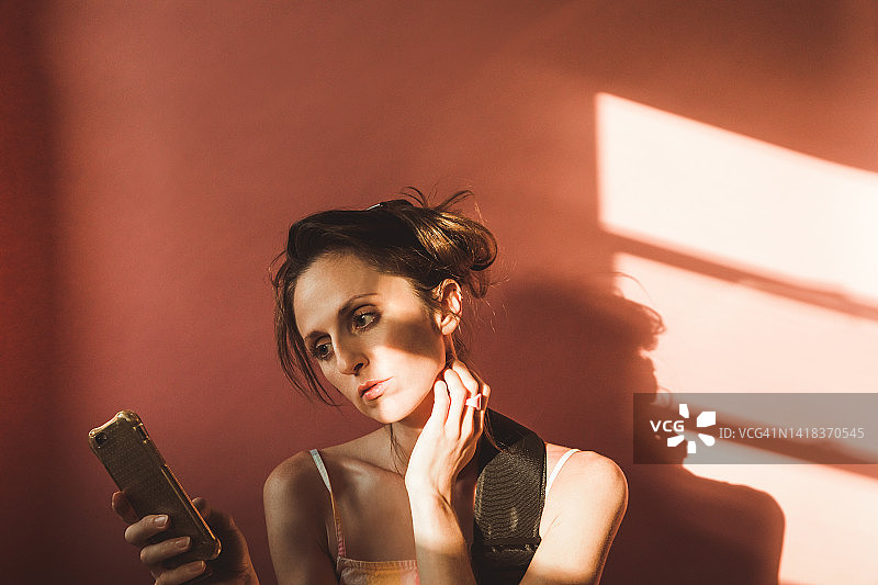 不良姿势手机：手机成瘾，使用手机导致姿势不良引起的颈部疼痛图片素材