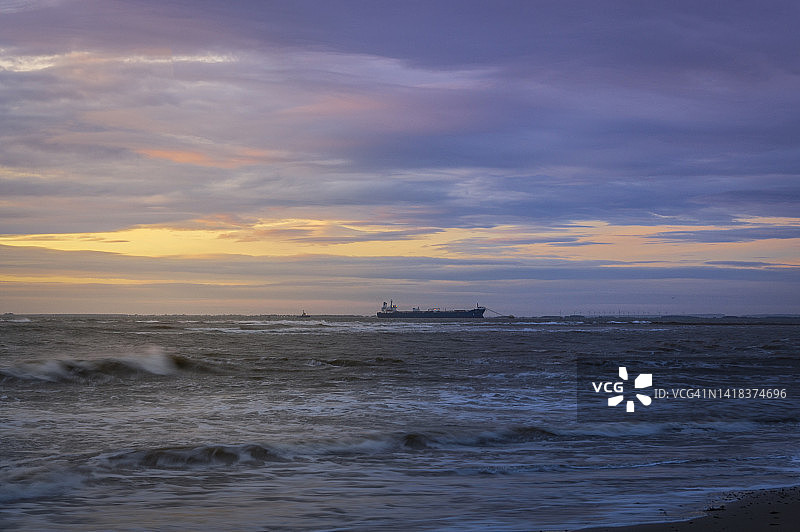 斯珀恩角日出，背景是大船图片素材