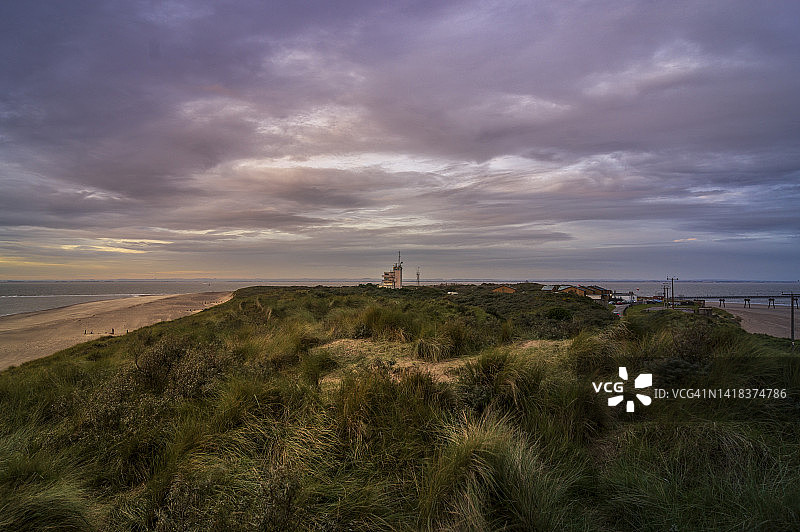 斯珀恩角日出，背景是亨伯飞行员大楼图片素材