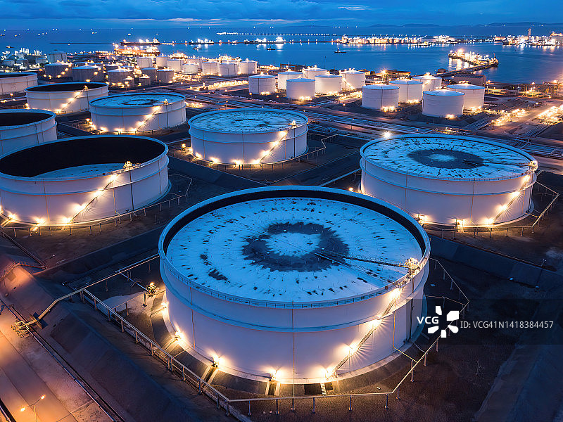 炼油厂、油罐和储气罐航拍图片素材