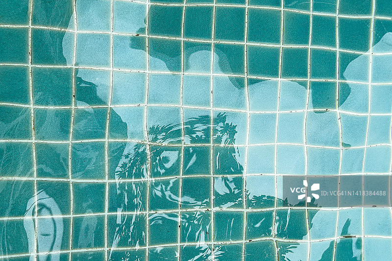 光线反射水波纹游泳池水面图片素材