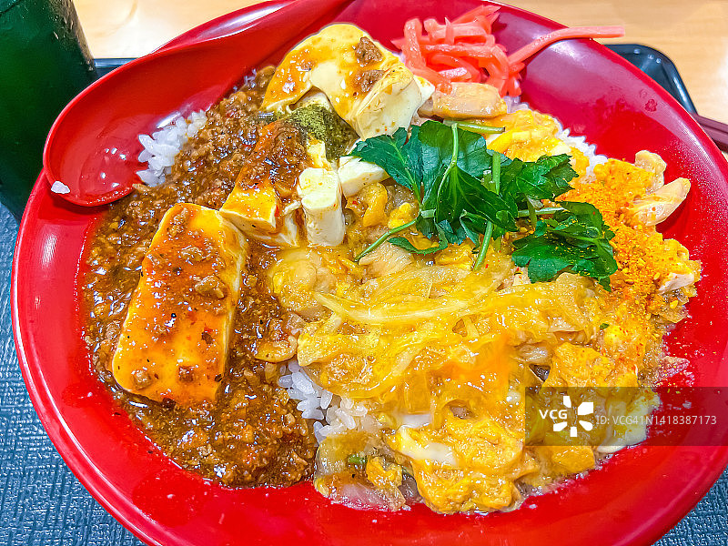 麻婆豆腐与亲子丼双拼图片素材