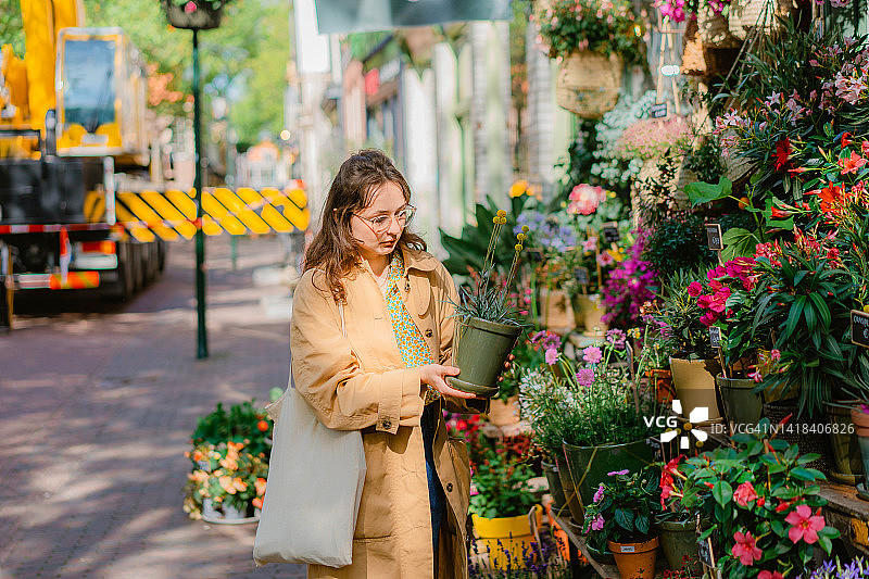 在花店采摘植物的女人图片素材