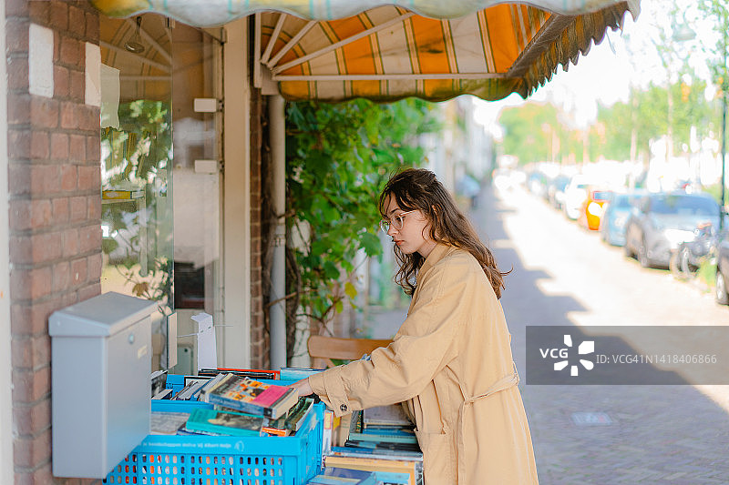 女人在书店购买书籍图片素材