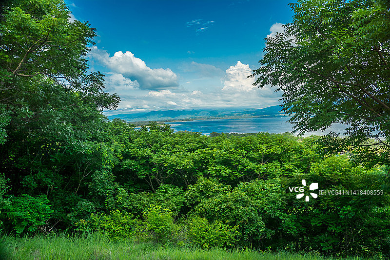 龙目岛吉利特拉旺岸岛山顶的葱郁景色，印度尼西亚西努沙登加拉图片素材