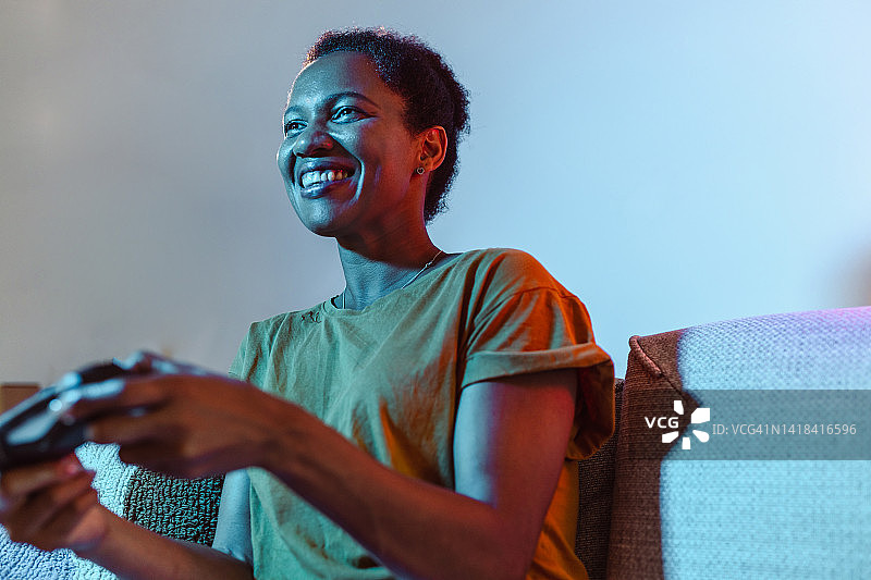 在家玩电子游戏的非裔美国中年妇女图片素材