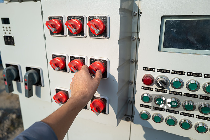 手按下启动一排开关图片素材