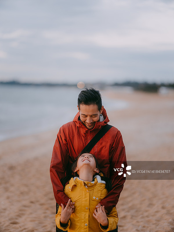 澳大利亚墨尔本，冬季海滩上的父女图片素材