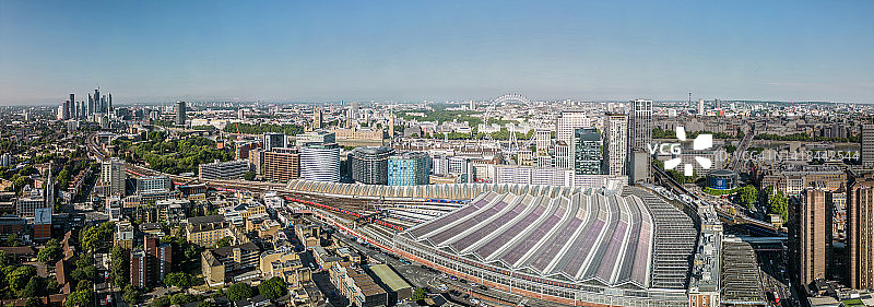 伦敦：无人机视角下的滑铁卢车站与城市天际线图片素材