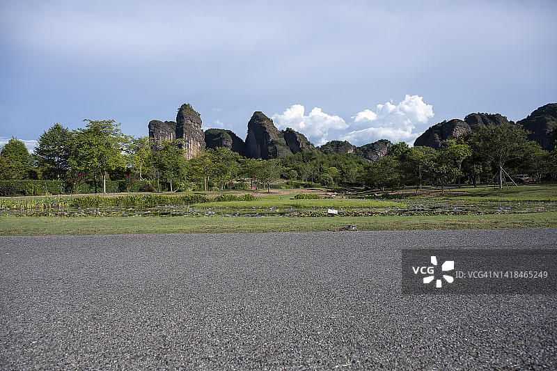 湖边的丹霞地貌图片素材