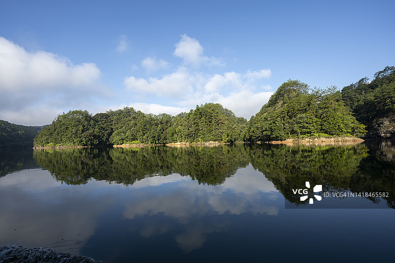 湖边的丹霞地貌图片素材