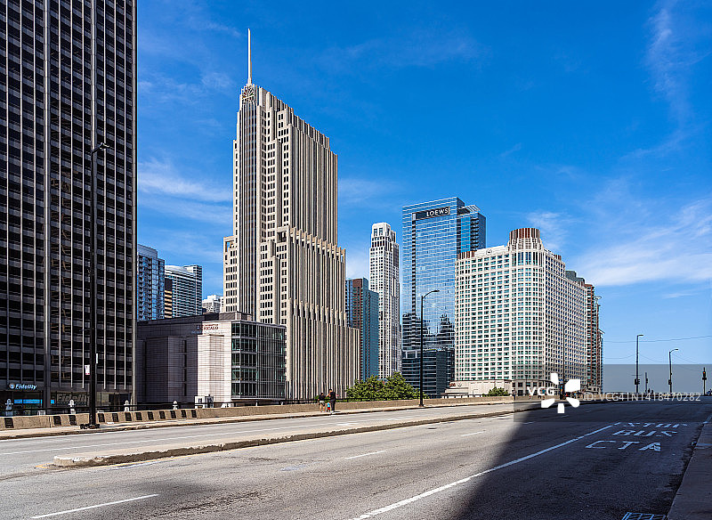 密歇根湖附近芝加哥河沿岸的塔楼图片素材