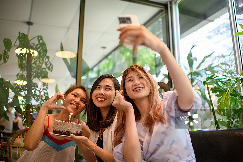女朋友们在生日庆祝活动中自拍图片素材