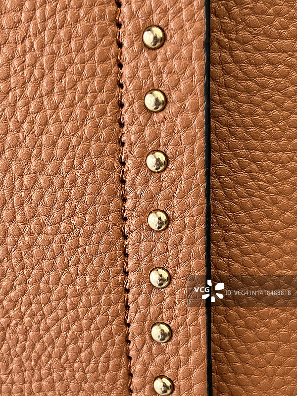 手提包上的金属铆钉装饰细节图片素材