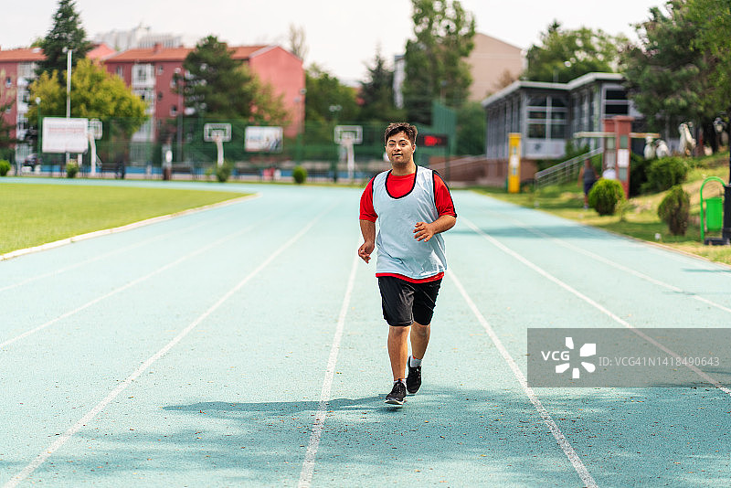 患有唐氏综合征的年轻男运动员参加田径比赛图片素材