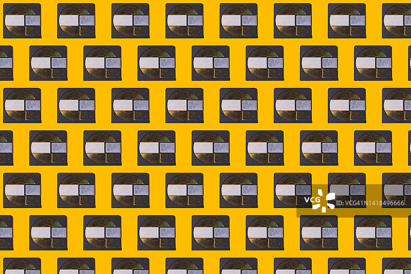 黄色背景上的黑色可录制MD迷你光盘图案图片素材