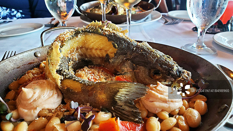 圣地亚哥餐厅的完整香脆鲈鱼图片素材