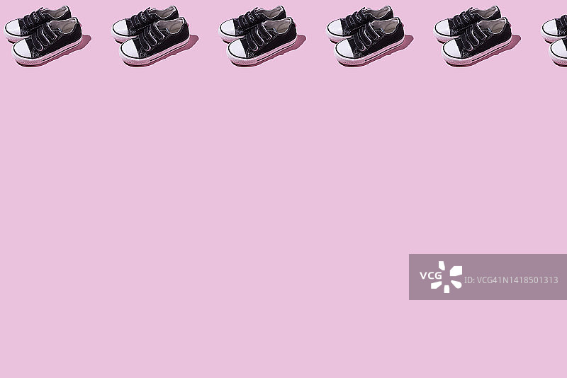 黑色复古运动鞋粉色背景时尚休闲图片素材