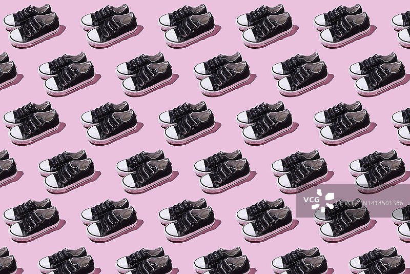 粉色背景上的黑色复古运动鞋图片素材