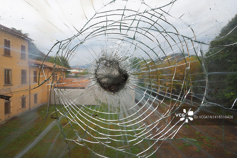 模糊庭院后的碎玻璃窗格图片素材