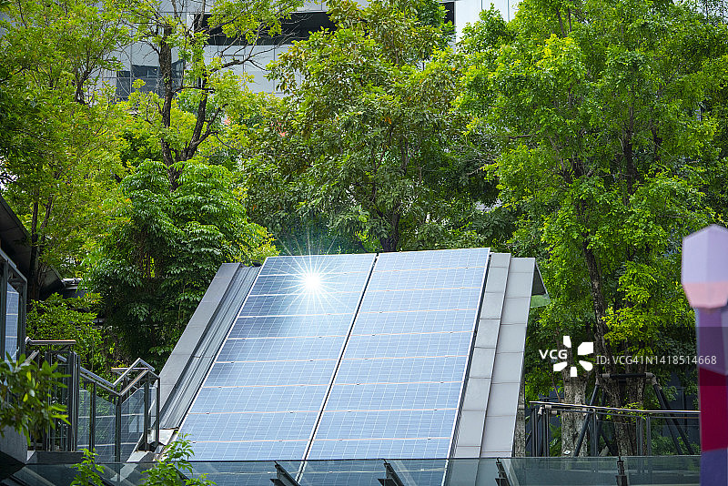 绿色建筑办公楼的太阳能电池图片素材