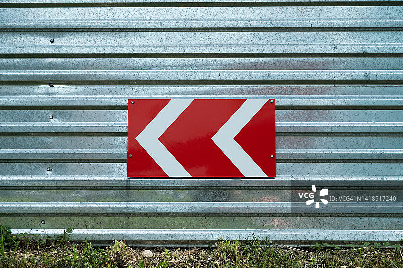 红色标志牌，带左右白色箭头，方向指示，道路标志，遵守规则，城市街道指示牌，道路警告标志图片素材