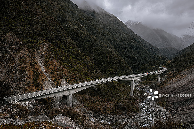 阿瑟隘口国家公园的弯曲桥梁图片素材