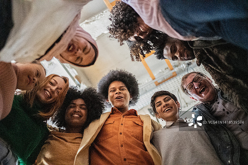 朋友们在大学或办公室拥抱的画像图片素材