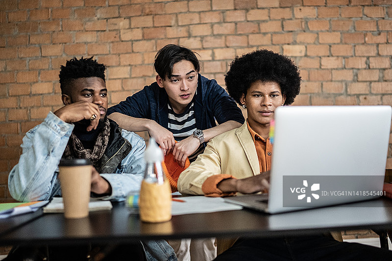 同事们在教室里用笔记本电脑一起学习图片素材