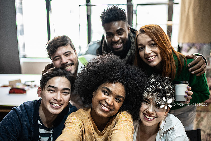 课堂学生肖像图片素材