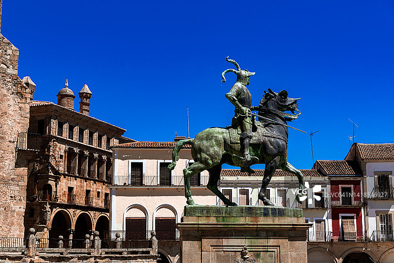 西班牙特鲁希略，皮萨罗雕像和马约尔广场图片素材
