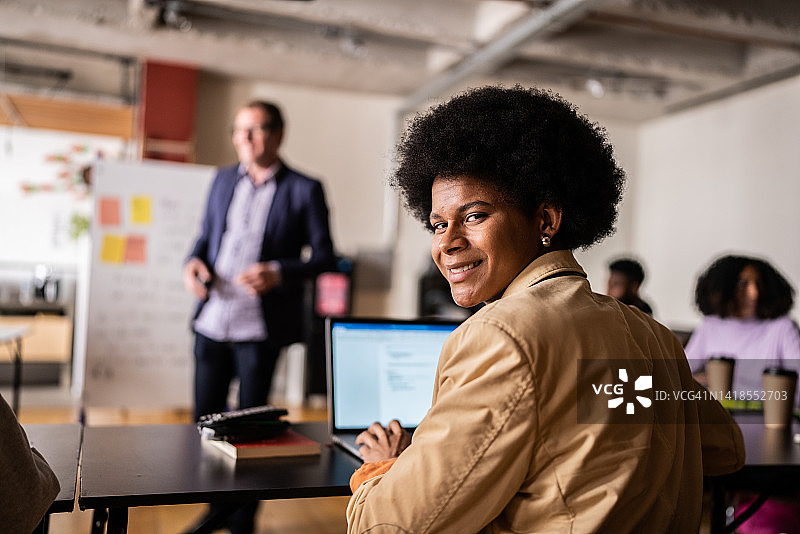 在教室或研讨会上的年轻男子肖像图片素材