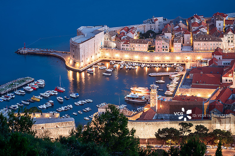 夜间杜布罗夫尼克高处景观，克罗地亚图片素材