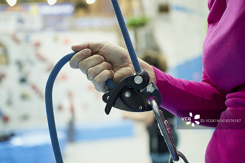 手中握着滑轮攀岩绳的人图片素材