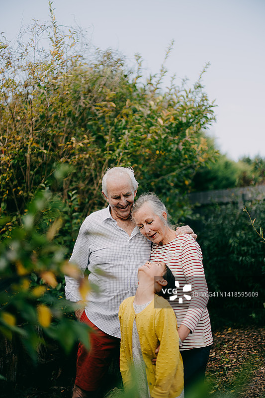 祖父母与孙女在花园里图片素材