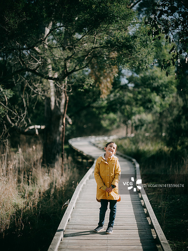 澳大利亚维多利亚湿地森林中的女孩图片素材