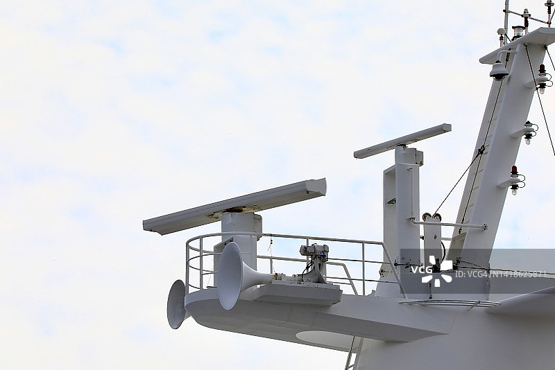 配备雷达和其他航海设备的邮轮桅杆图片素材