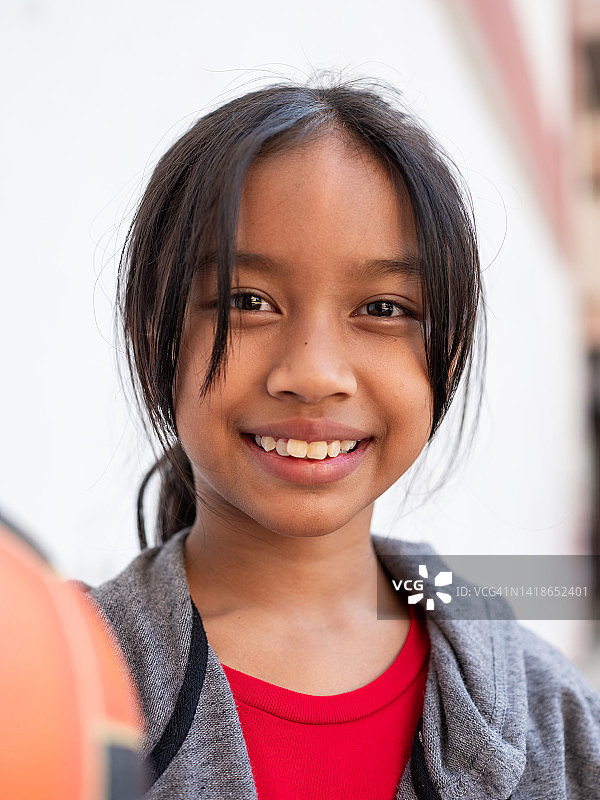 穿着运动服的微笑儿童肖像图片素材