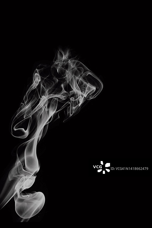黑色背景上的抽象逼真柔和烟雾图片素材