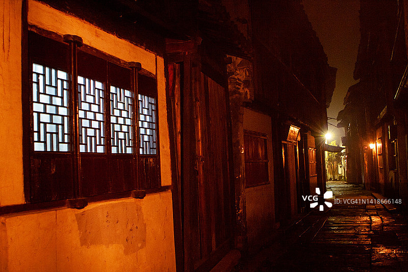 夜晚小巷图片素材