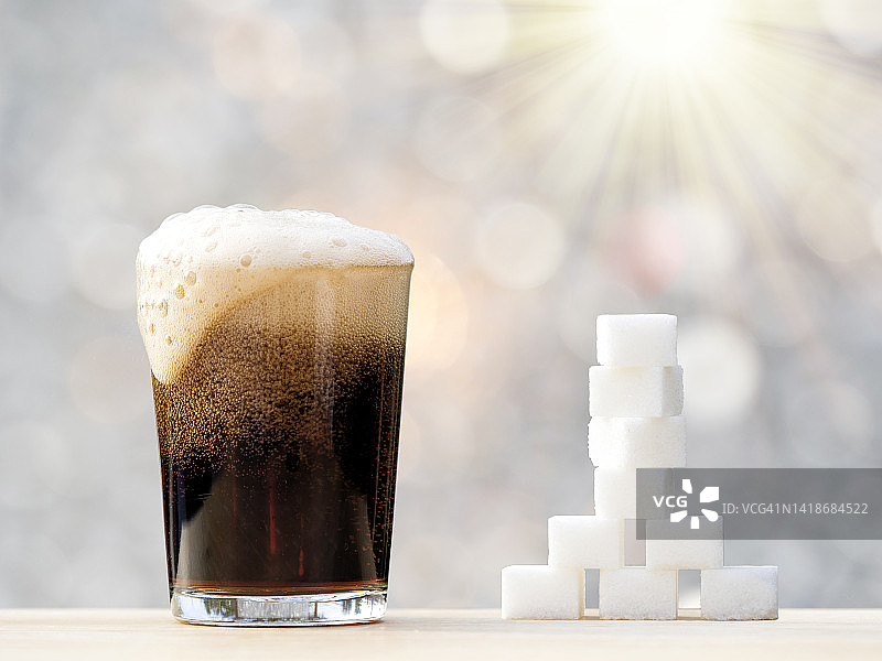 一杯可乐及其等量含糖量饮品图片素材