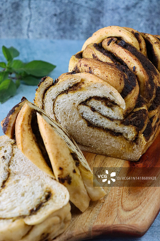 切片自制香蒜酱巴布卡面包，漩涡图案图片素材