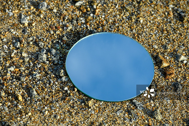 沙滩上的镜子特写图片素材