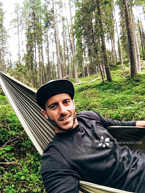 在吊床上休息的男人图片素材