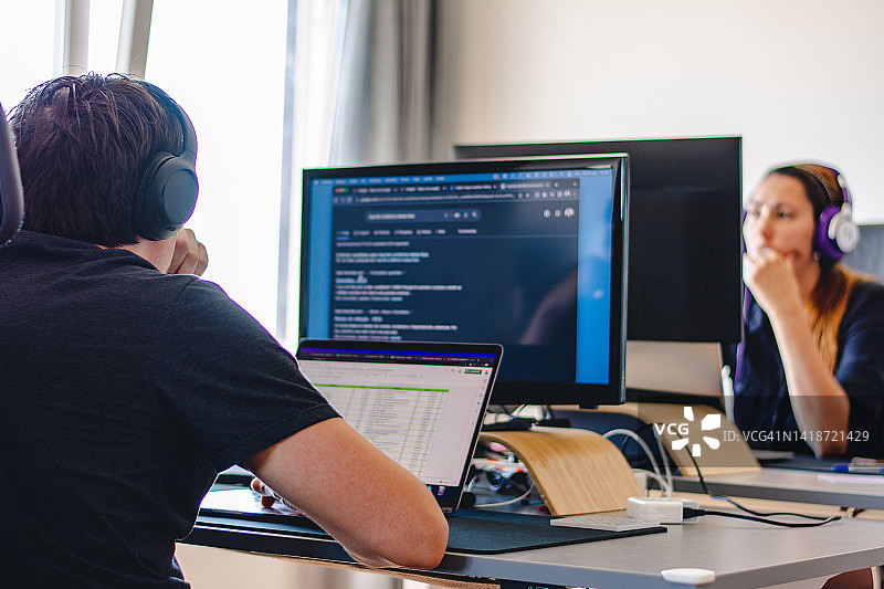 在里斯本居家工作的情侣图片素材