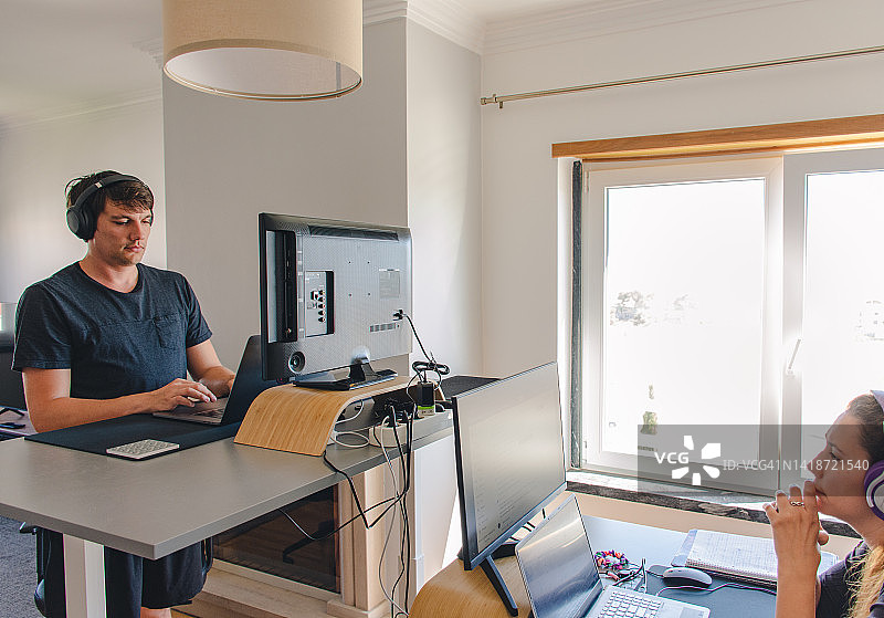 在里斯本居家工作的情侣图片素材