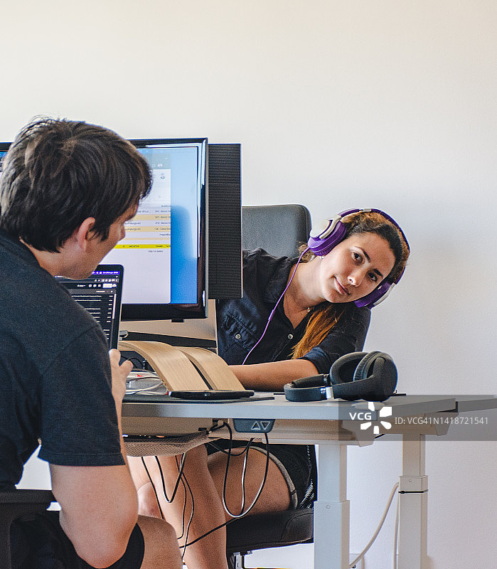 在里斯本居家工作的情侣图片素材